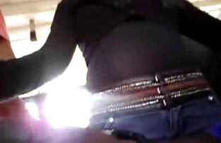 XXX Chica sexy se desnuda y se desnuda en la lesvianas tetonas con arnes cámara